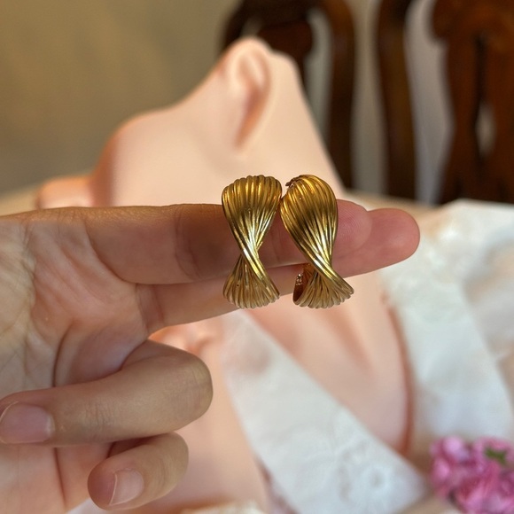 ⚜️💫 Elegant Gold Twist Earrings - Picture 4 of 8
